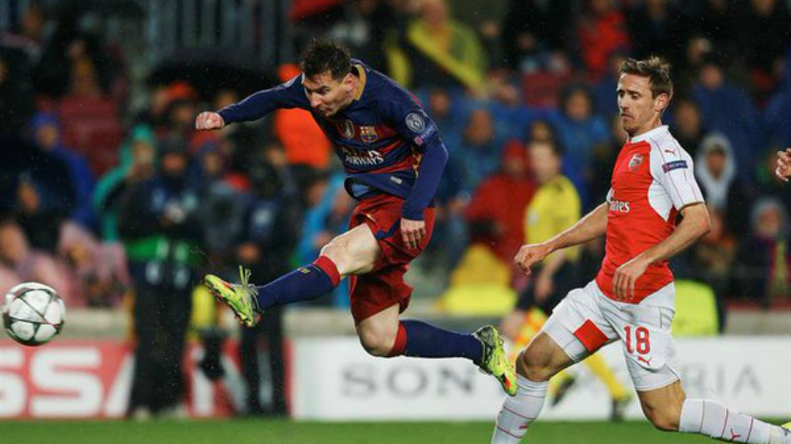 Messi y el navarro Monreal en el Barcelona - Arsenal. Lfp.