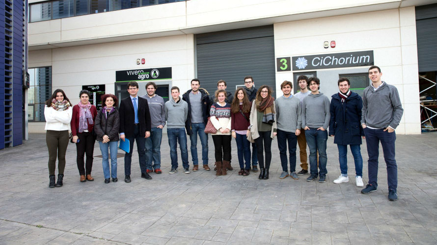 Los estudiantes que forman parte del FyETSIA y el equipo directivo de la ETSIA posan en la Ciudad Agroalimentaria de Tudela.