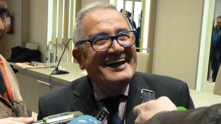 Luis Sabalza sonríe ante los medios informativos.