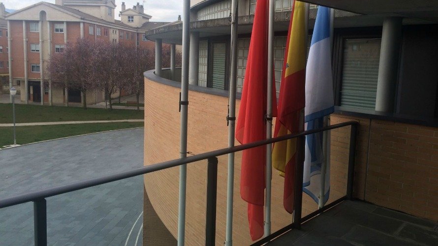 El Ayuntamiento de Zizur Mayor tras la retirada de la bandera europea.