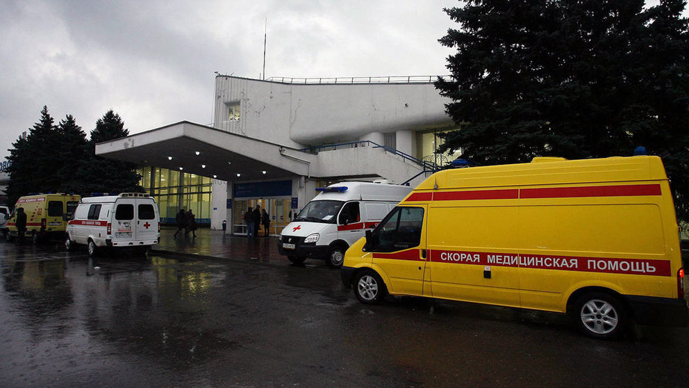 Varias ambulancias en la puerta del aeropuerto ruso de Rostov del Don.