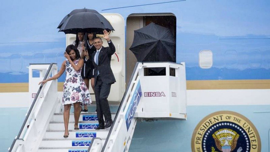 Barack Obama, Michelle y sus hijas desembarcan del avión que les ha llevado hasta La Habana. EFE.