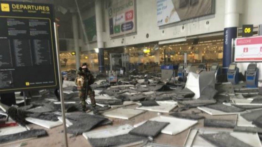 Interior del aeropuerto de Bruselas tras la explosión @intlspectator