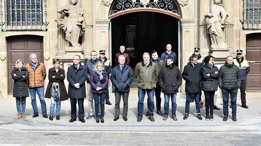 Concentración en el Ayuntamiento de Pamplonapor las víctimas de Bruselas. LASAOSA (1)