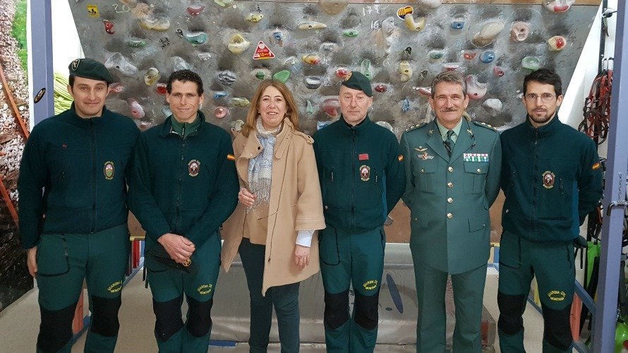 La delegada del Gobierno junto a miembros de la unidad de montaña de la Guardia Civil de Navarra.