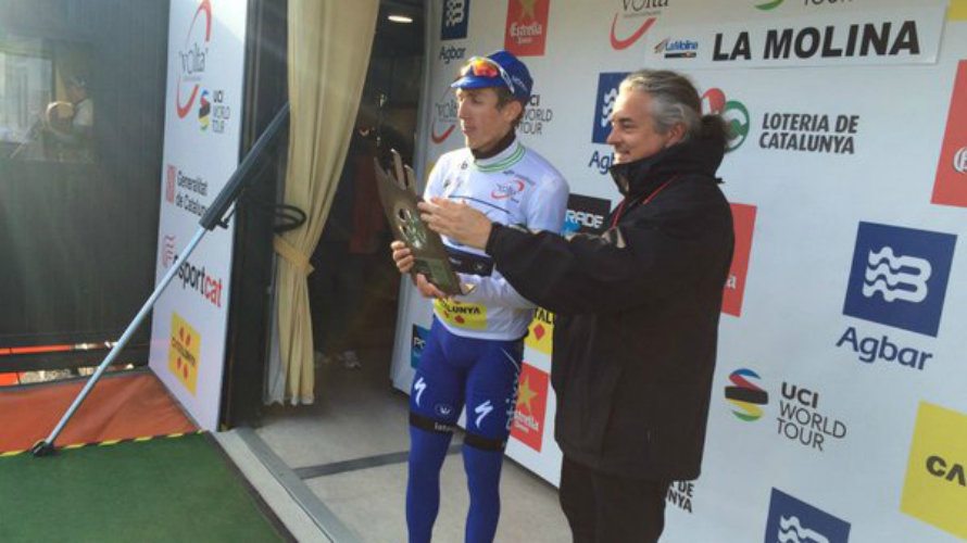 Nairo Quintana recibe el trofeo en el pódium de la Volta. Twitter.