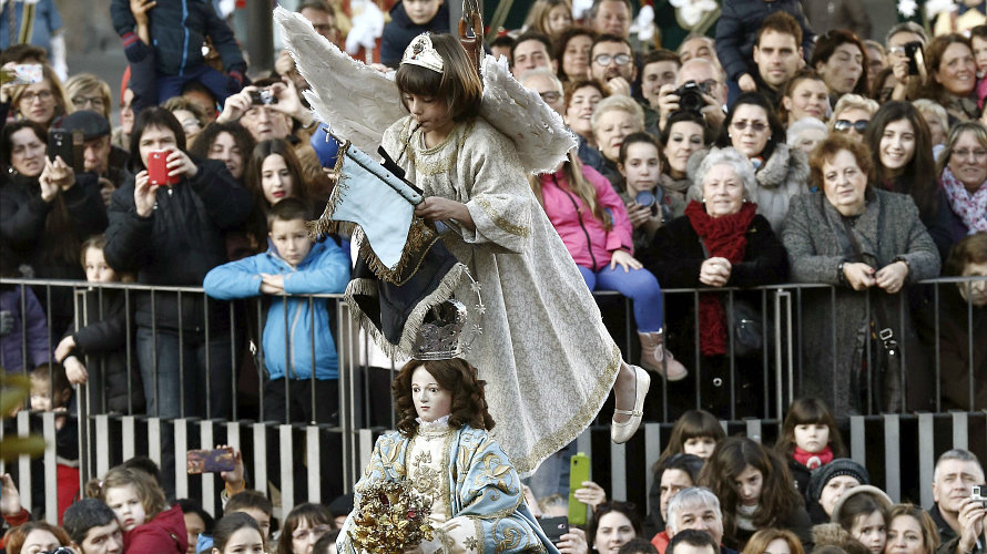 Un momento de la 'Bajada del Ángel' celebrada en Tudela, una ceremonia que cierra la Semana de Pasión en la que un niño, este año Santiago Lasheras de 7 años, encarna a un