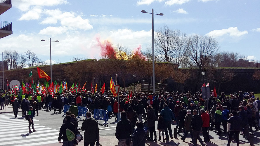 Lanza botes de humo con la bandera de España al paso de la manifestación abertzale