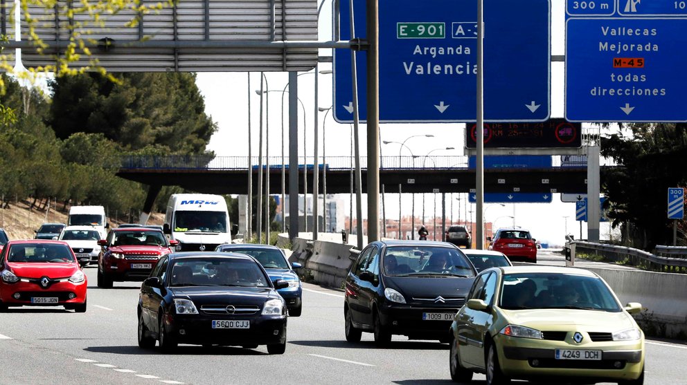 Una autopista española con varios coches circulando. EFE/Mariscal