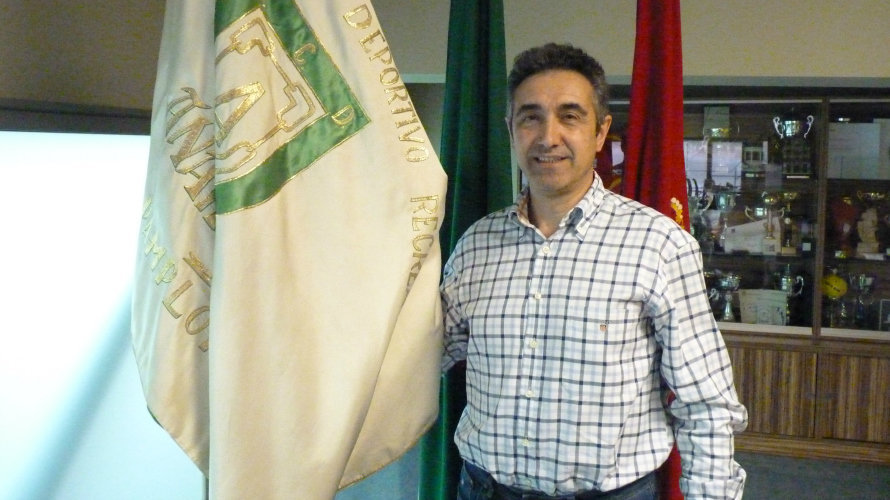 Miguel Ollacarizqueta junto a la bandera del club Anaitasuna. Navarra.com