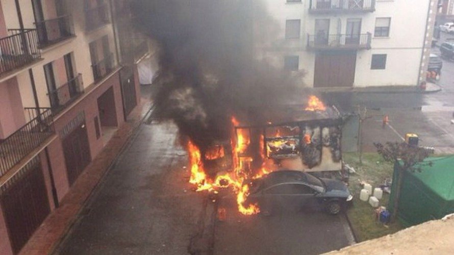 El camión-cocina que ha ardido en Elizondo esta tarde. BOMBEROS DE NAVARRA