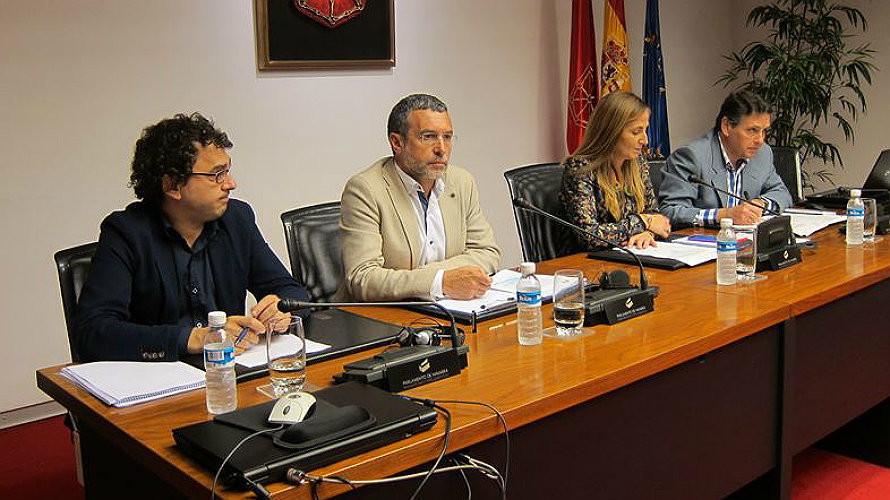 El vicepresidente Miguel Laparra, junto a su jefe de gabinete, Txema Mauleón (izquierda).