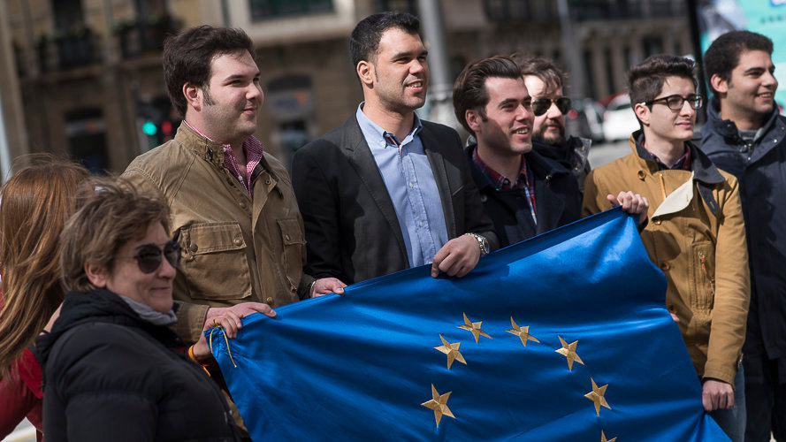 Nuevas Juventudes del PP se manifiestan frente al Parlamento de Navarra con la bandera europea. PABLO LASAOSA 3