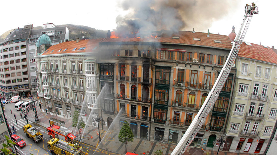 Imágenes del incendio de edificio del centro de Oviedo antes de derrumbarse. EFE