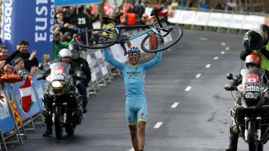 Diego Rosa (Astana) celebra su victoria en la meta. Efe.
