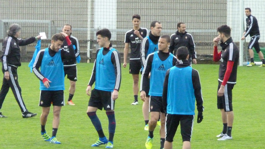 Torres, Merino y Tano con peto azul de titulares en Tajonar.