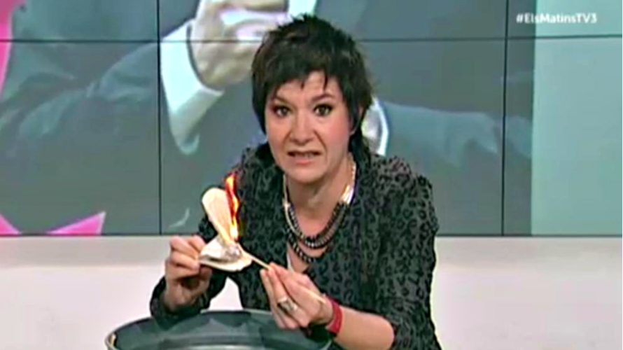 La periodista Empar Moliner quemando la Constitución Española en directo.