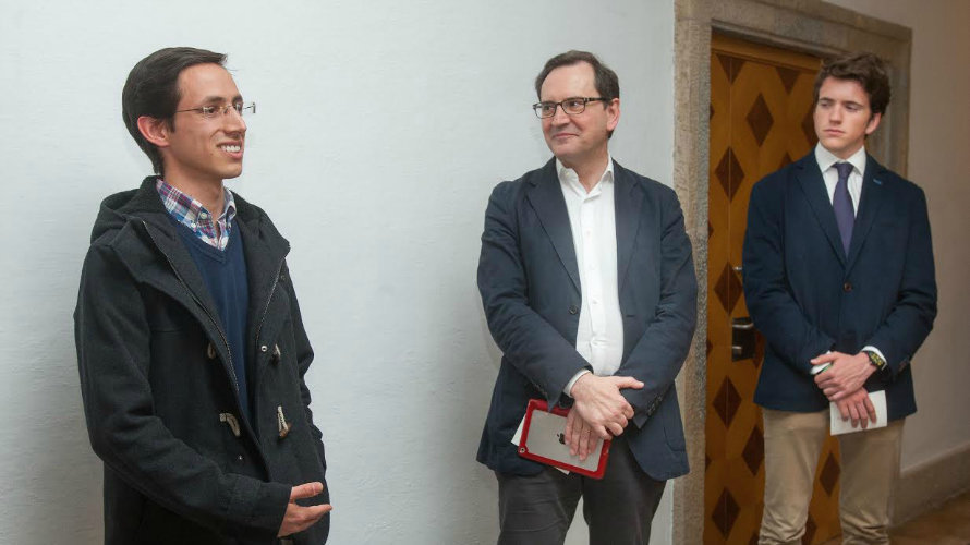 Durante la inauguración de la exposición. De izquierda a derecha Josean Ochoa, el profesor de Arquitectura Carlos Naya y el colegial de Belagua Ignacio Gonzalo. (Manuel Castells)