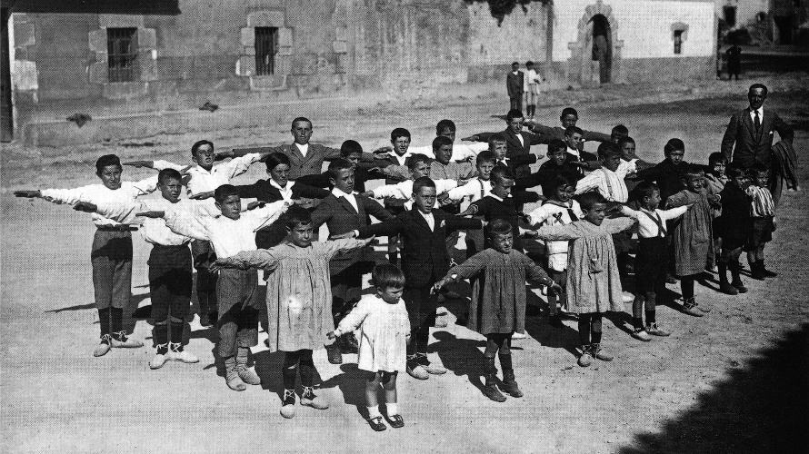 Niños de la escuela con el maestro. Década de 1920.
