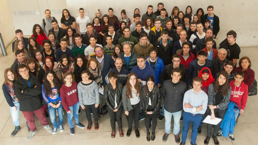 Alumnos de 14 centros educativos de Navarra participan en la III Olimpiada de Historia.