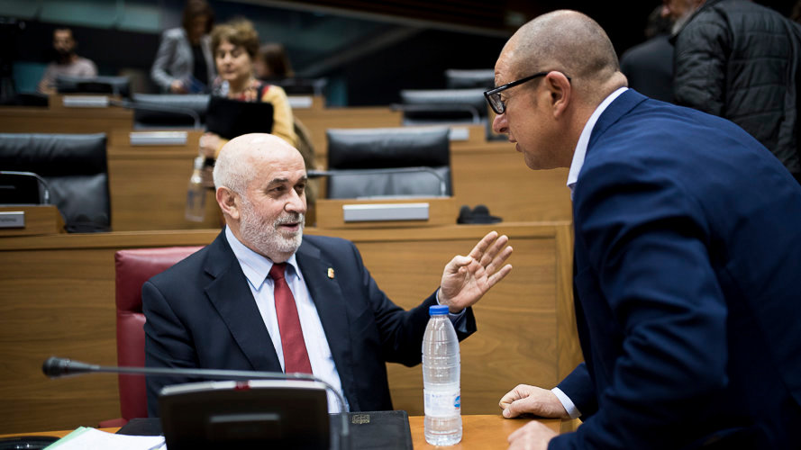 Mendoza habla con Carlos Gimeno, parlamentario del PSN-PSOE. PABLO LASAOSA