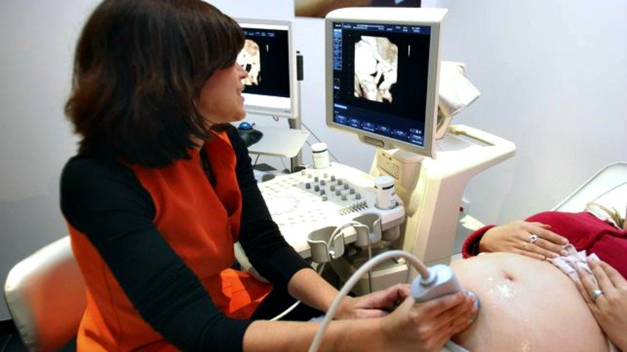 Una doctora hace una ecografía a una mujer embarazada. EFE
