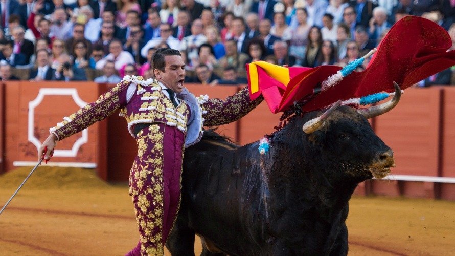 El diestro José María Manzanares con el segundo toro de la tarde en Sevilla. EFE. RAÚL CARO