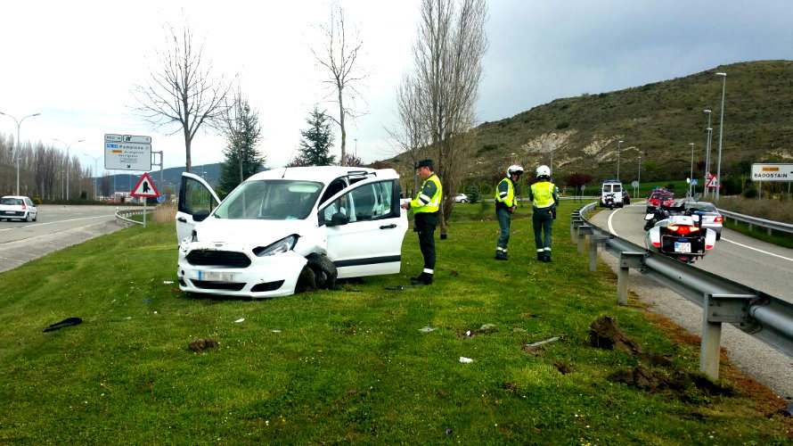 Agentes de la Guardia Civil accidente en la ronda de Pamplona.