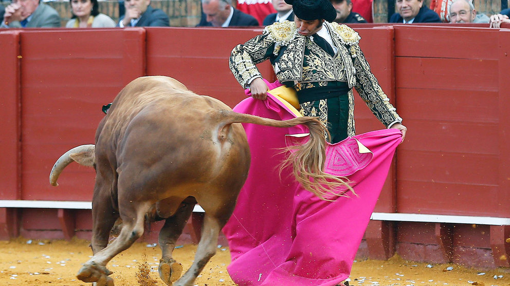 GRA556. SEVILLA, 15/04/2016.- El matador de toros Morante de la Puebla en el segundo de su lote en la decimocuarta corrida de abono de la Feria de Abril hoy en la Real Maestranza de Sevilla. EFE/Jose Manuel Vidal.