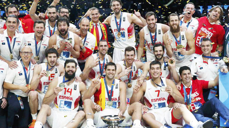 Los jugadores españoles celebran con el rey Felipe su victoria en el Eurobasket 2015.