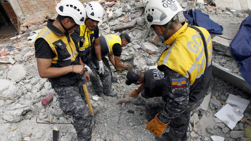 La Policía busca los cuerpos de las víctimas sepultados por el terremoto.