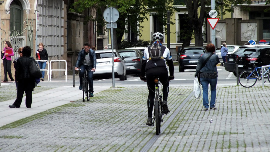 Ciclistas circulando por las calles de Pamplona. S.Redín