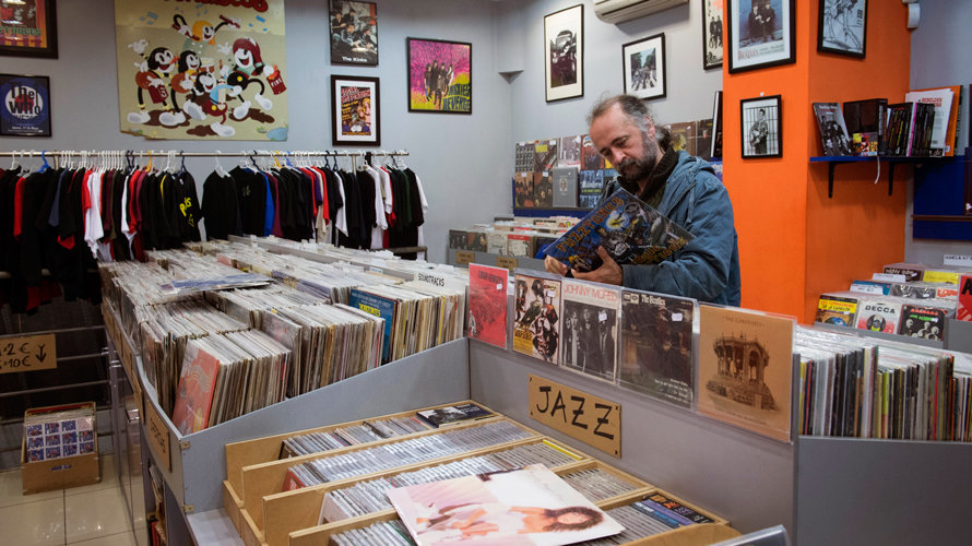 Un hombre ojea discos de vinilo en una tienda. EFE