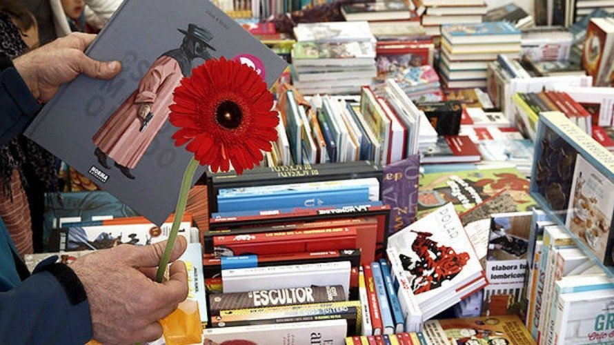 Pamplona celebra el Día del Libro y de la Flor. /EFE