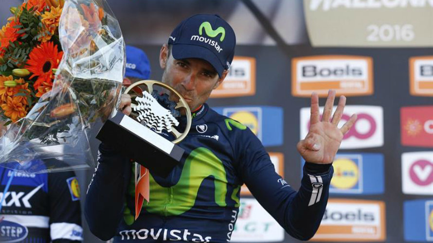 Alejandro Valverde con el trofeo de ganador. Efe.