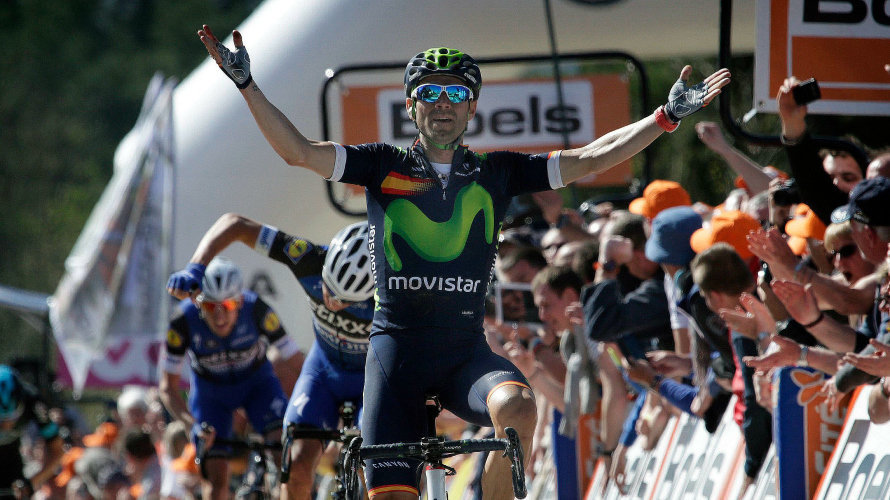 Valverde levanta los brazos. Foto Movistar team.
.