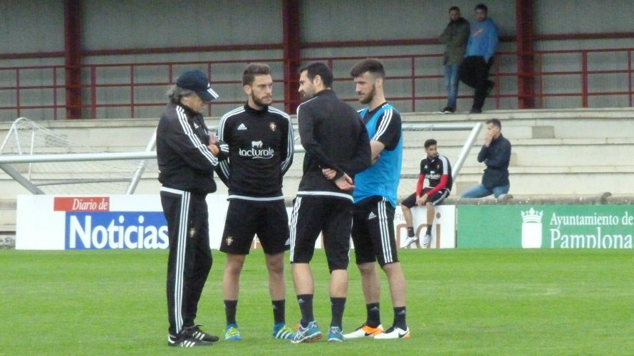 Martín Monreal reunido con los tres capitanes al final del entrenamiento.