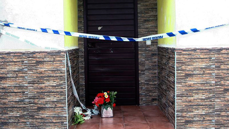 Flores depositadas en la puerta de la casa donde residía la mujer y donde fue hallado el cuerpo. EP
