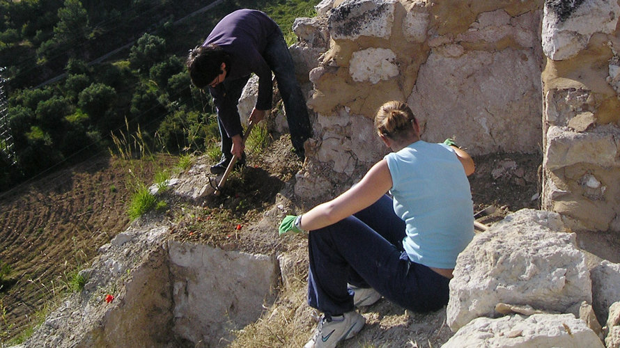Jóvenes voluntarios trabajando en la restauración de una iglesia en Estella.