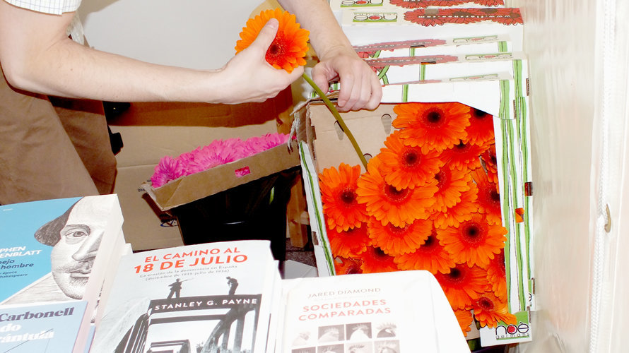 Pamplona celebra el Día del Libro y la Flor con la tradicional feria. S (17)
