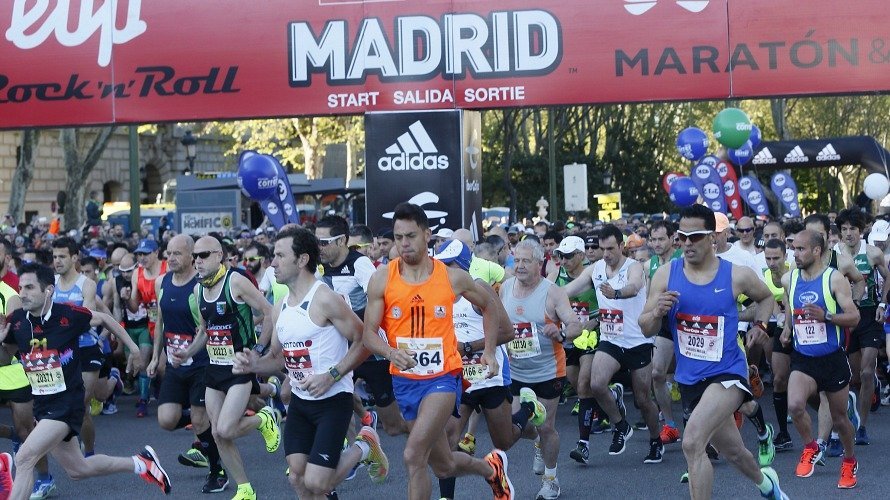 Las calles de Madrid se convierten en la mañana de hoy en la inmensa pista atlética que acoge el 39 Maratón Popular de Madrid, en el que 33.611 deportistas participan en sus tres pruebas. EFE