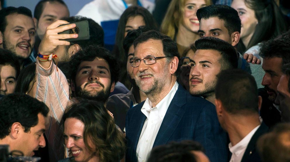 GRA153 CÓRDOBA, 24/04/2016.- El presidente del PP y del Gobierno en funciones, Mariano Rajoy, que intervino hoy en Córdoba en una convención de Nuevas Generaciones (NNGG), se hace una foto junto a algunos de los jóvenes asistentes. EFE/Rafa Alcaide