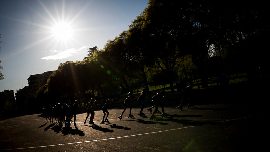 Patinadores entrenan en un parque de Pamplona durante una tarde primaveral. PABLO LASAOSA 1