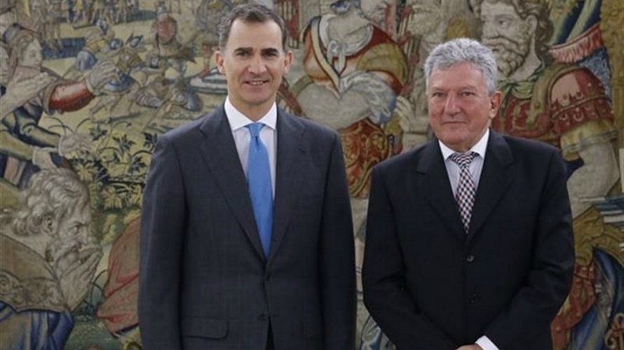 El Rey Felipe VI con el diputado de Foro Asturias, Isidro Martínez Oblanca.