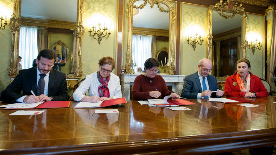 Lacarra, Ramos, la consejera Beaumont, Arribas y Aldave durante la firma de los convenios.