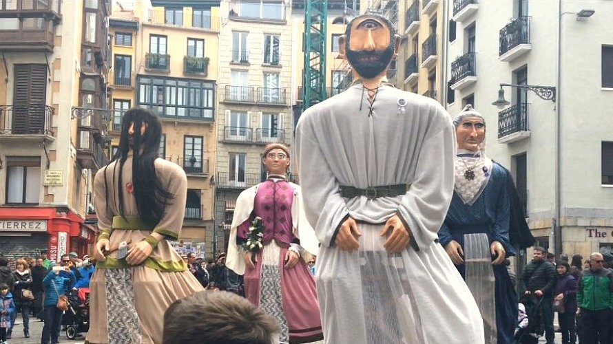 Gigantes de Fiestas de la Chantrea en el Ayuntamiento de Pamplona.