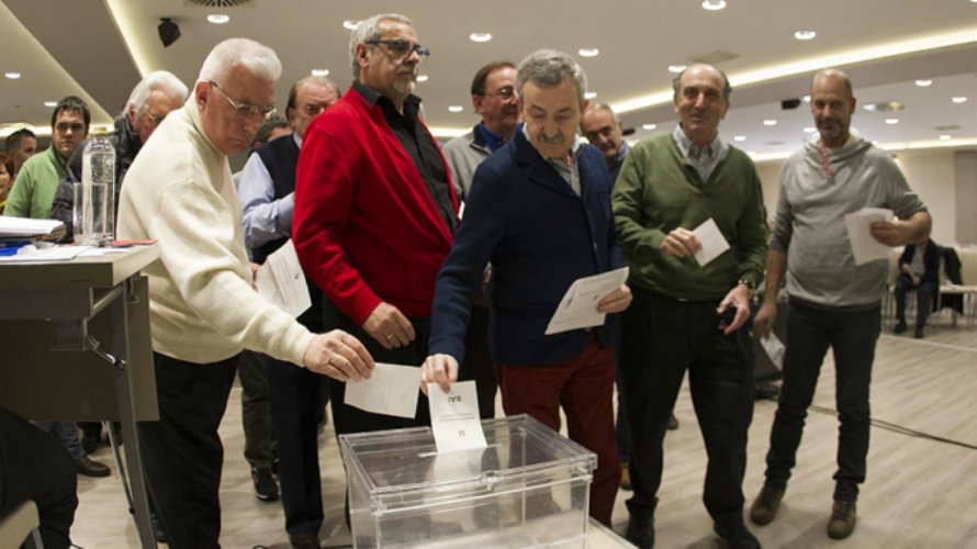 Socios de Osasuna en una votación. Foto web CA Osasuna.