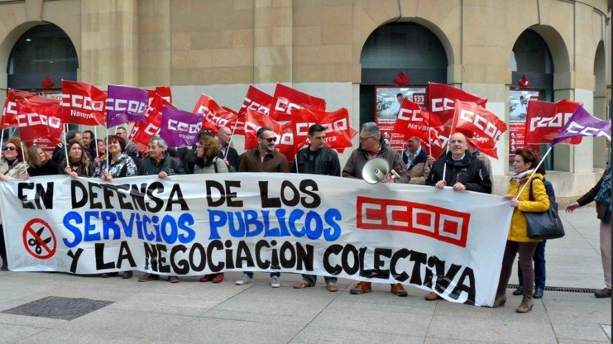 Concentración de CCOO frente a la sede del Gobierno Foral, en Pamplona.