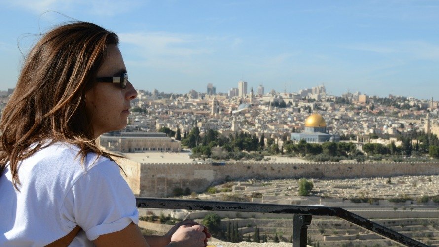 La escritora pamplonesa Rebeca Viguri observa Jerusalén desde el cementerio judío del Monte de los Olivos, escenario que aparece en su novela.