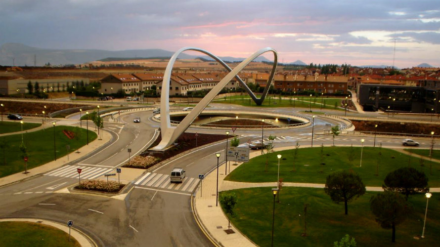 Vista de Zizur Mayor junto al puente de la Autovía a Estella.